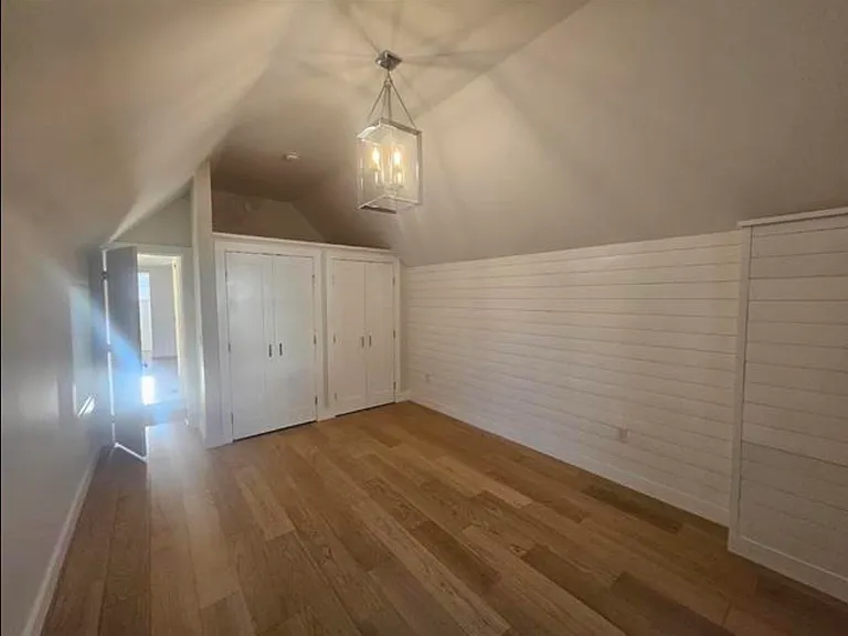 489 Elm St — Photo 5