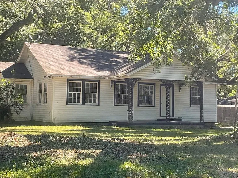 615 Mohawk St — Photo 1