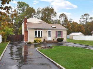 1035 Karshick St, Bohemia, NY 11716