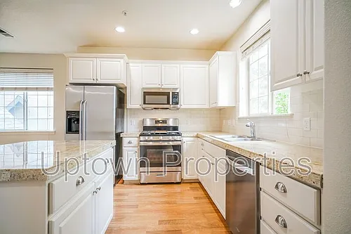 965 NE Wheelock Pl Photo 1