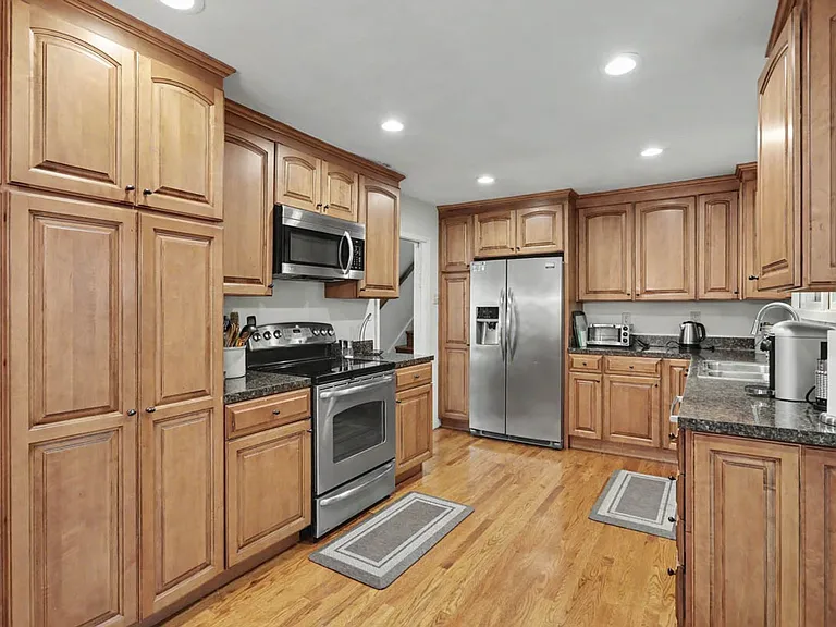 112 Holly Rd — Photo 3