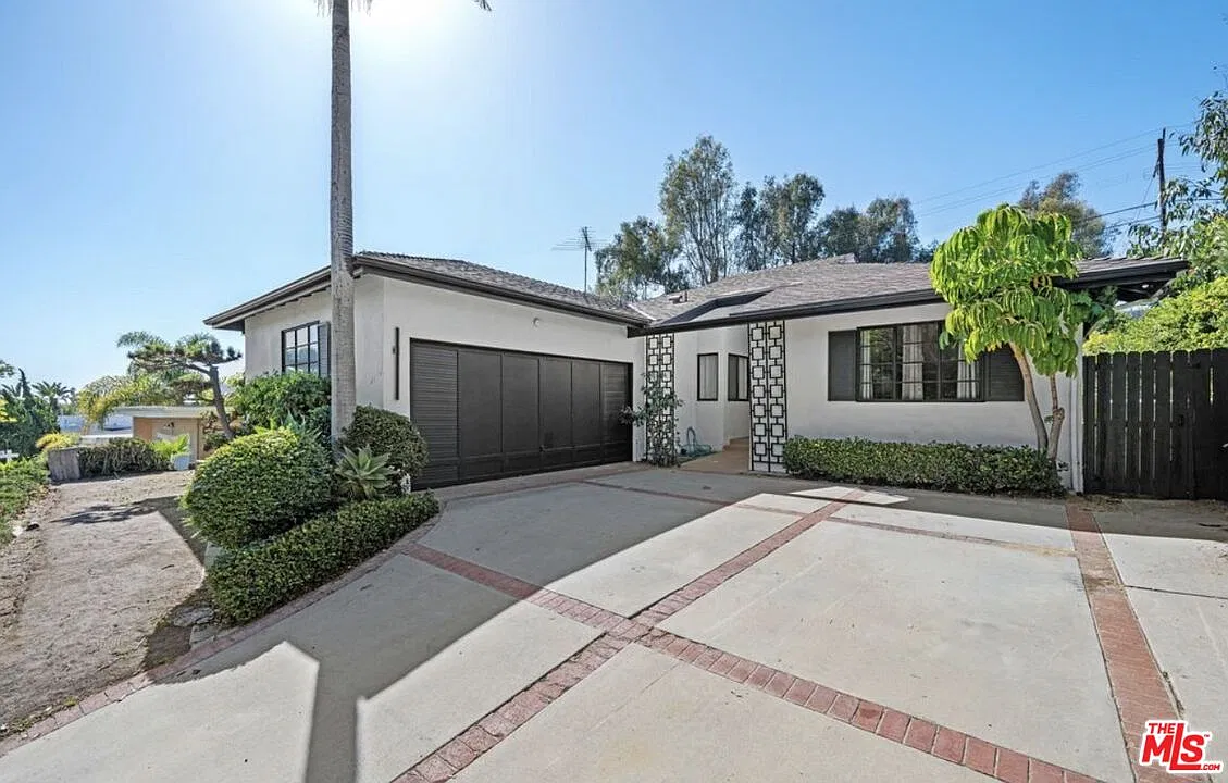 4 bed, 3.0 bath, 2511 sqft, $9,995 — Photo 2
