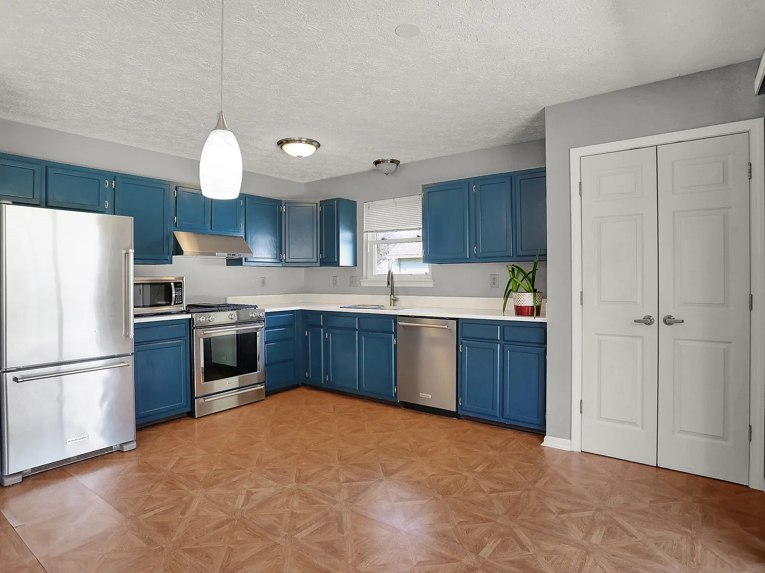 3 bed, 3.0 bath, 1872 sqft, $2,250 — Photo 4
