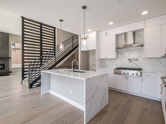 3rd image of 6920 E Lowry Blvd