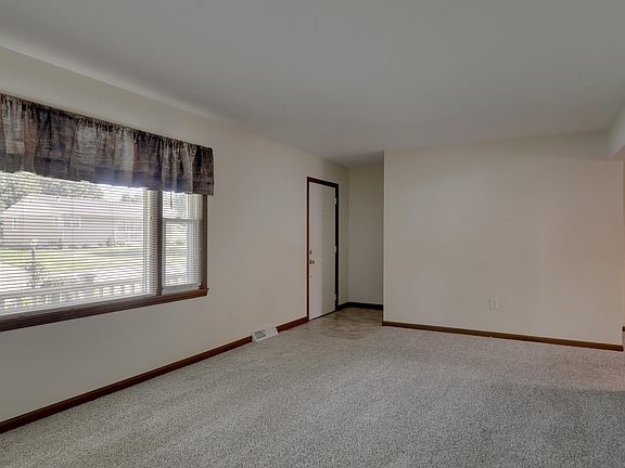 4th image of 3936 Pine Tree Rd