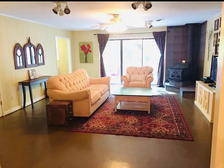 807 Pine Cir — Photo 2