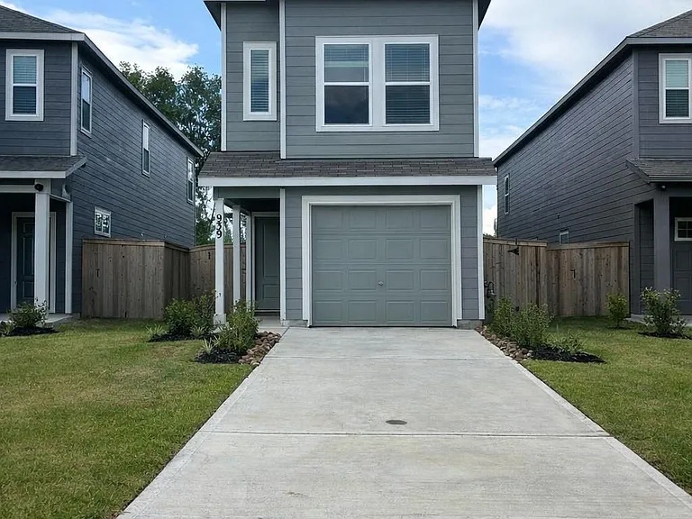 939 Pertuso Ln — Photo 2