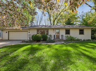 2966 Mildred Dr, Roseville, MN 55113