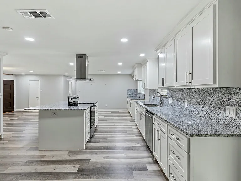 1508 Grantland Cir — Photo 4