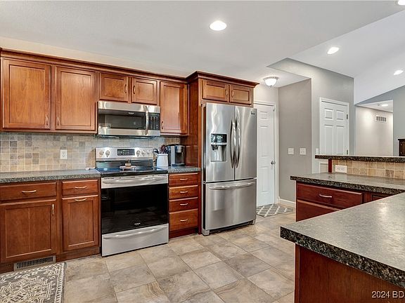 4th image of 70 Lakeshire Dr