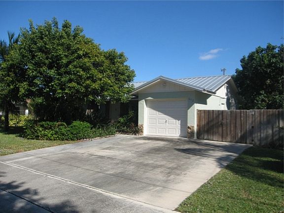 3rd image of 612 NW 7th Ct