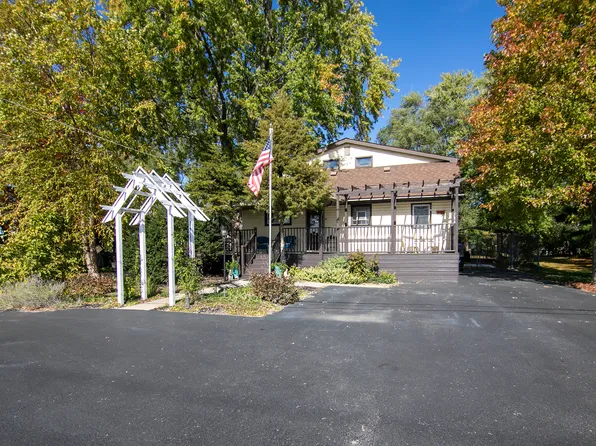 201 E Vanderkarr Rd, Saint Anne, IL 60964