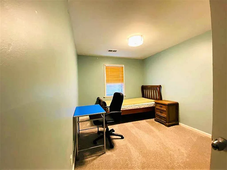 1027 Curran St NW — Photo 4