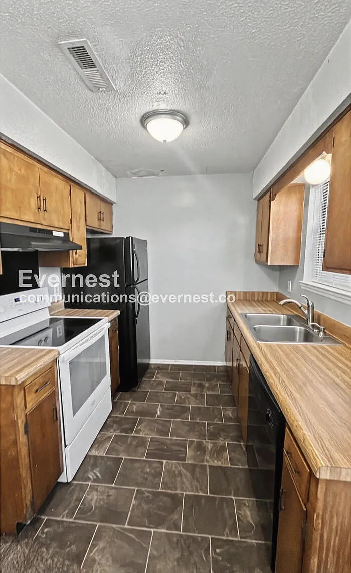 Building Photo - 3309 Pinewood Ter