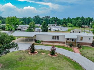 105 Broad Leaf Cir, Moundville, AL 35474