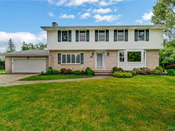 5310 Willow Lake Dr, Clarence, NY 14031