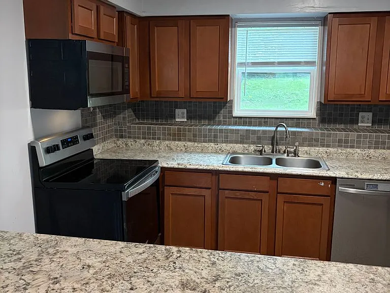 811 S Fairview Rd — Photo 16