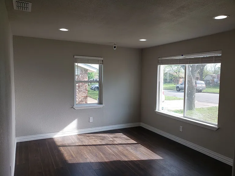 1711 Longview St — Photo 7