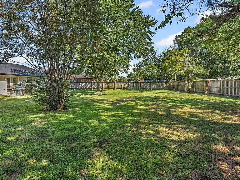 221 Azalea Dr — Photo 30