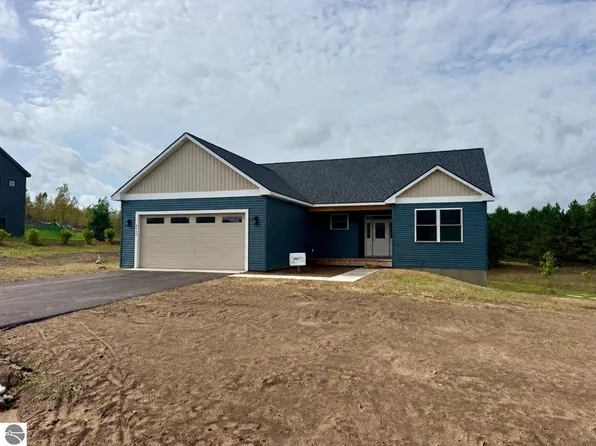 8552 S Olivia Dr, Maple City, MI 49664