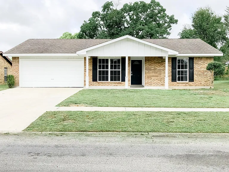 2205 Mustang St — Photo 2
