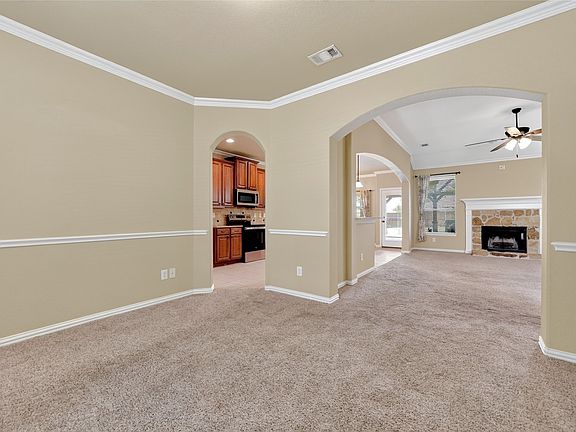 5th image of 105 Elmwood Trl