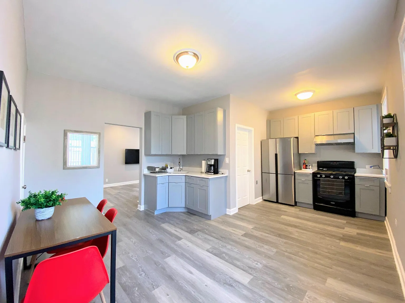 3 bed, 800 sqft, $1,800 — Photo 3