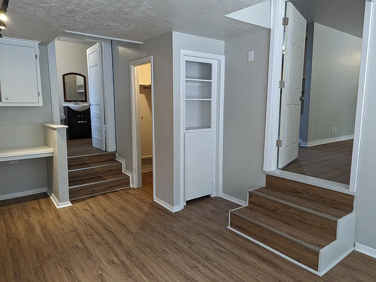 1027 W Apache St — Photo 14