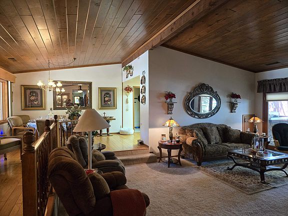 3rd image of 221 Mount Tom Rd