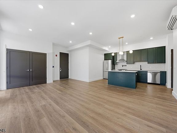 4th image of 21 Lincoln Park #302