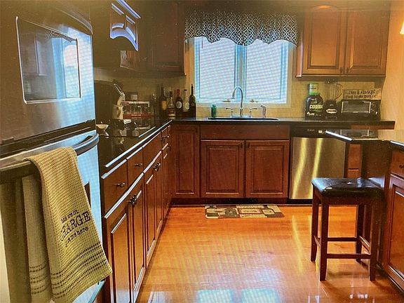 2nd image of 261 Vivian Ln