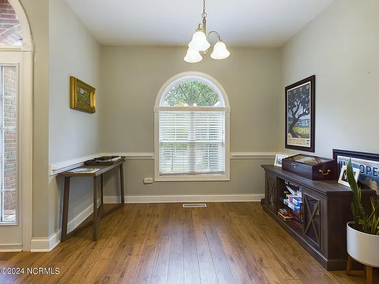 4 McQueen Pl — Photo 13