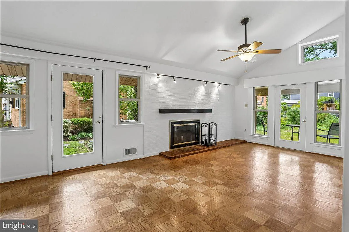 3 bed, 3.0 bath, 1950 sqft, $3,950 — Photo 3