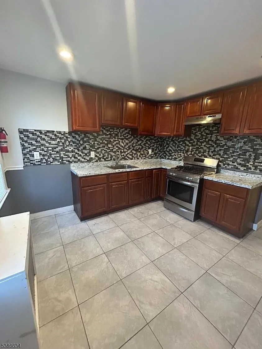 Building Photo - 182 Seymour Ave #1