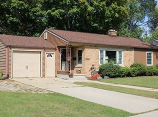 264 Hawthorn Dr, West Bend, WI 53095