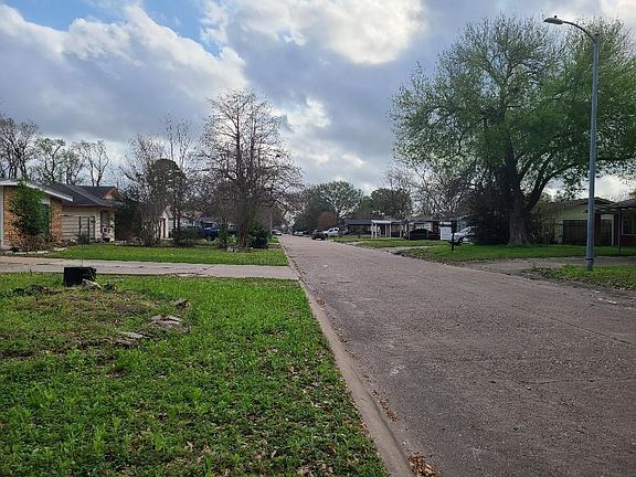 3rd image of 422 Surratt Dr