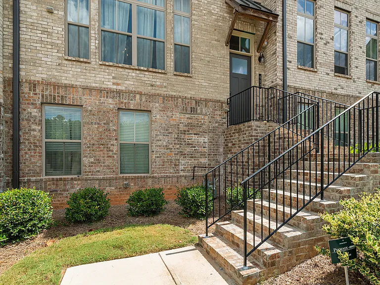 613 Harrington Hls — Photo 36