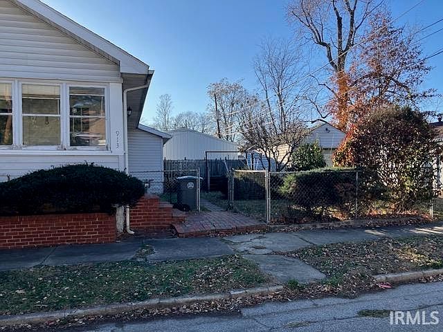 2nd image of 913 E Scott St