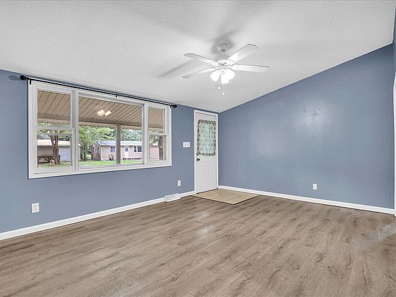 3rd image of 1003 S Pleasantview Dr