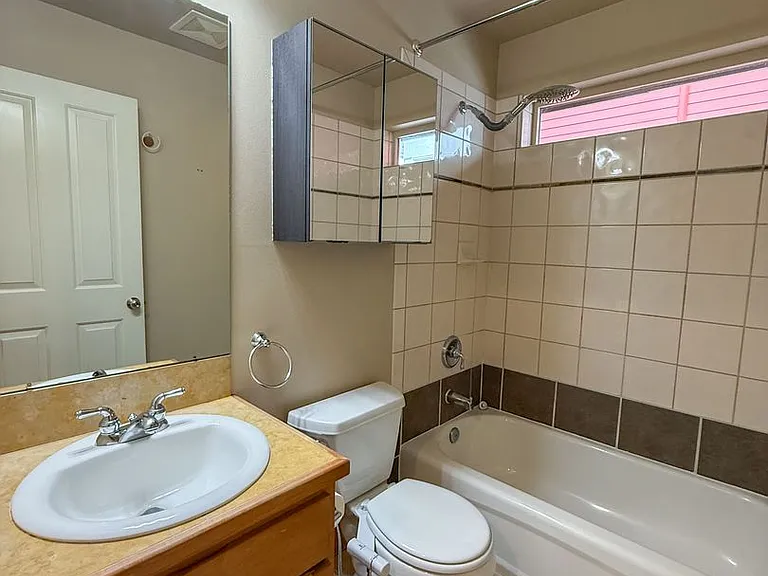 2325 Franklin Ave E #A — Photo 16