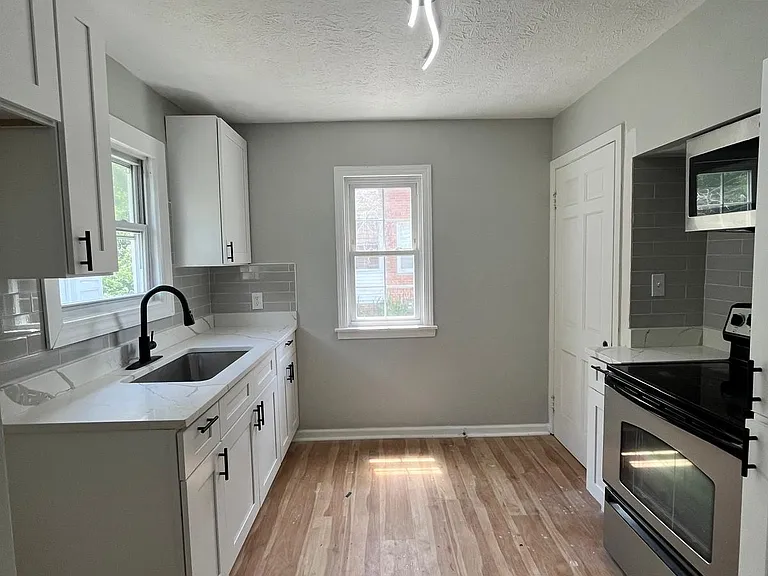 1367 Churchill Rd — Photo 2