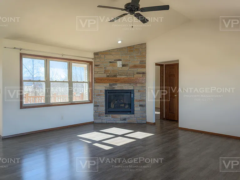2250 Daly Dr — Photo 2