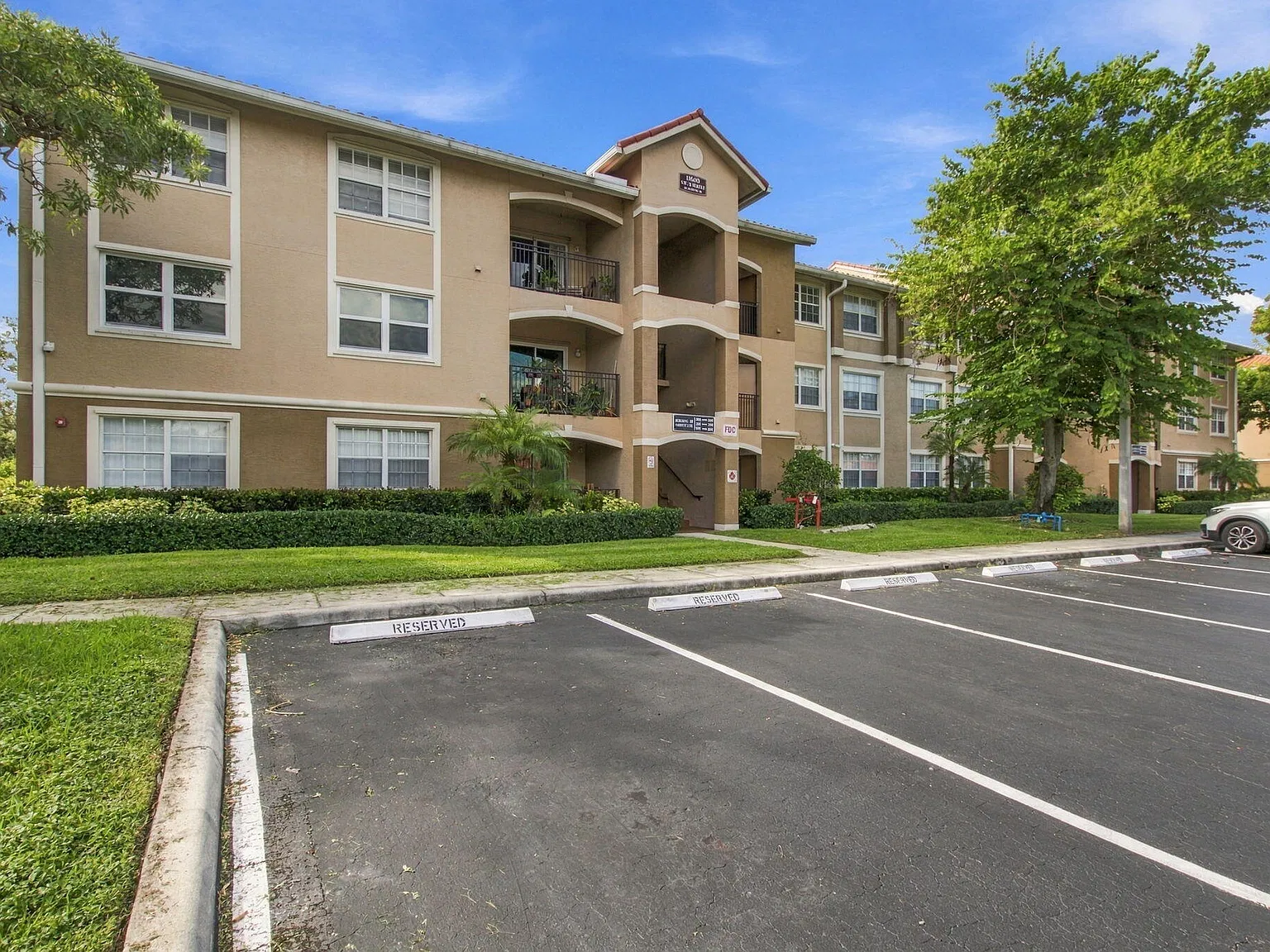 1 bed, 1.0 bath, 810 sqft, $2,000 — Photo 1