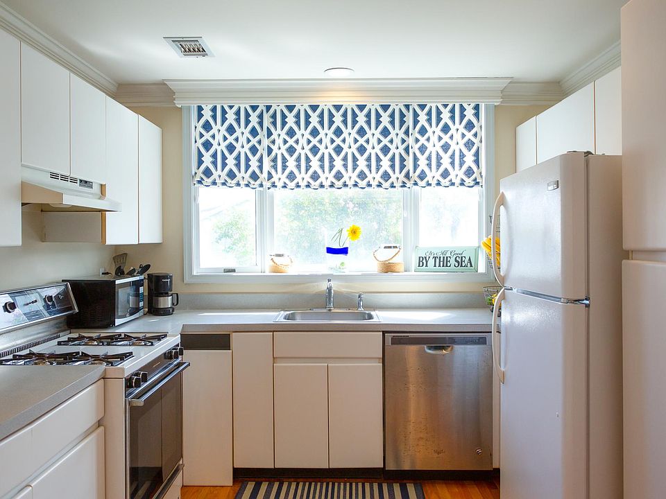 0ld Kitchen (has been renovated and new appliances.