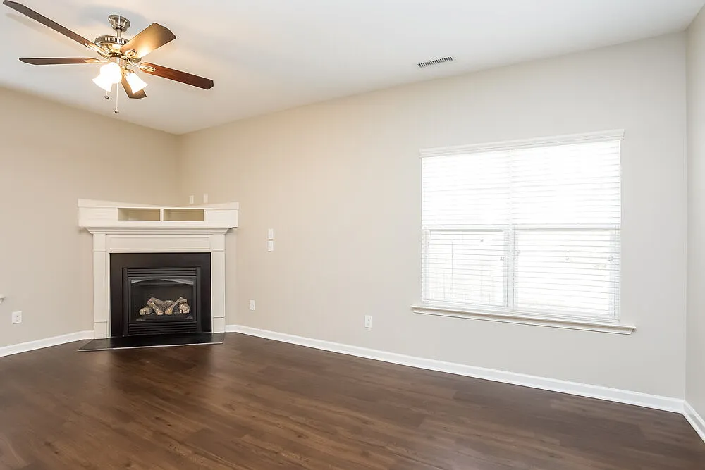 3 bed, 2.5 bath, 1700 sqft, $2,200 — Photo 2