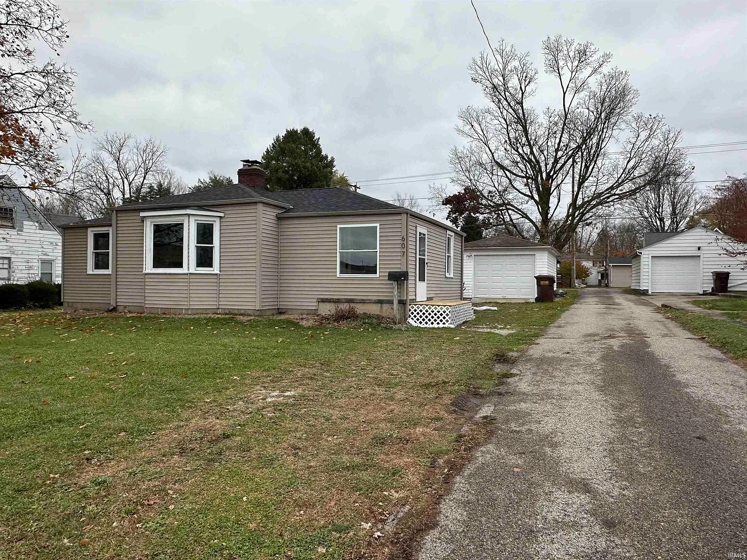 607 Grand St photo 1