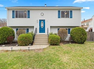 9 Iroquois Trl, Cranston, RI 02921