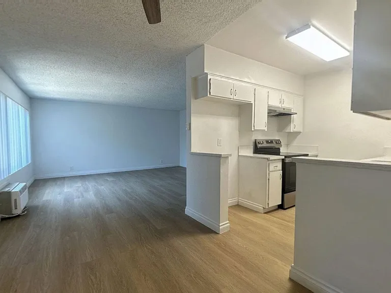 Collins Apts..Gorgeous Newly Remodeled Spacious Units Available..Great Location! — Photo 14