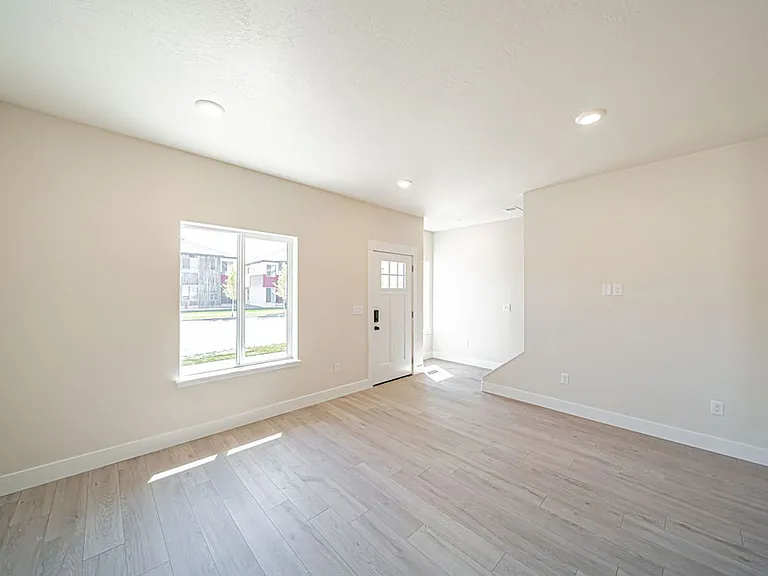 351 E Lorene St — Photo 18