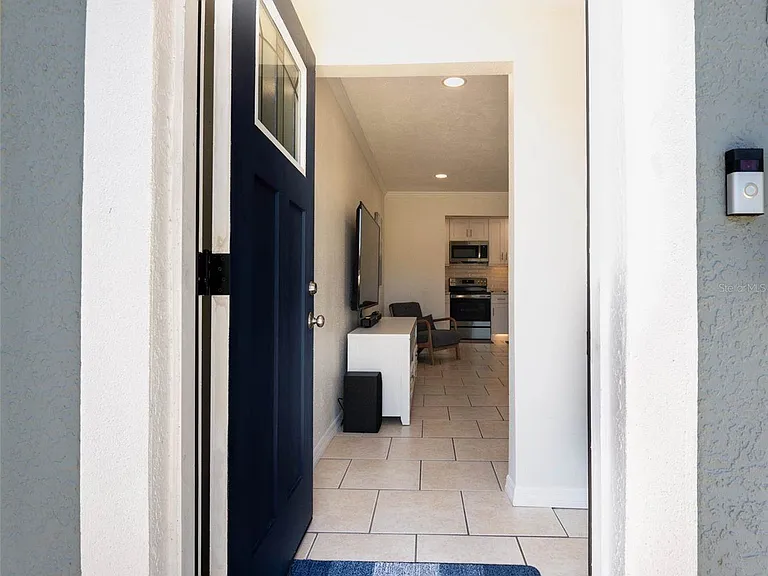 569 Bamboo Dr S — Photo 2
